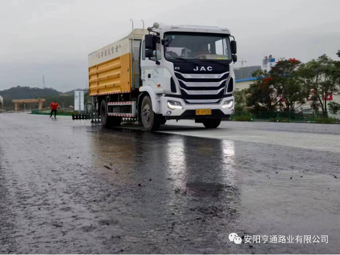 祝賀我司深汕西項(xiàng)目透層、封層試驗(yàn)段圓 滿成功